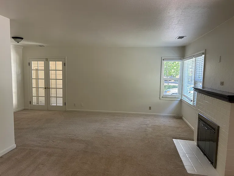 1691 Everett Ave — Photo 6
