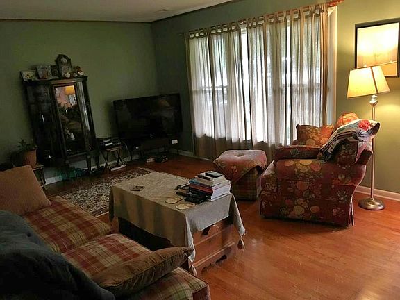 5th image of 111 Saint Charles Ct