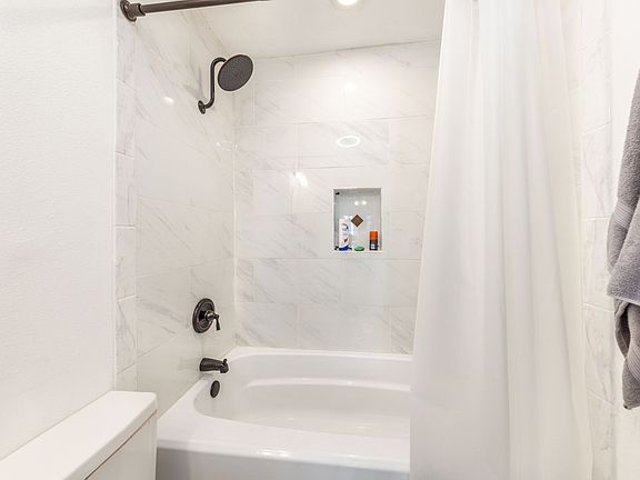 5th image of 1500 Woodlawn Blvd APT 4