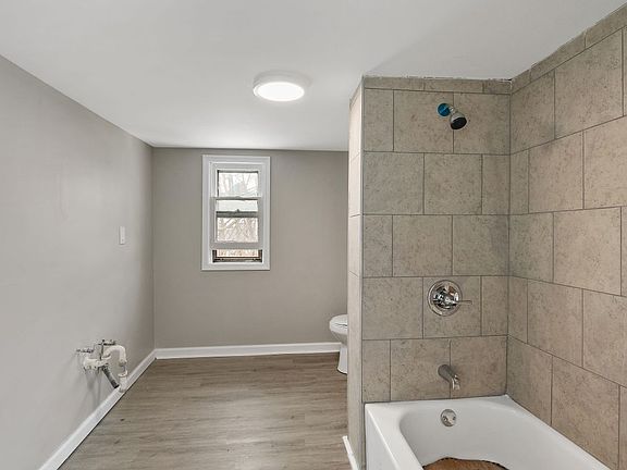 5th image of 304 Baker Ave