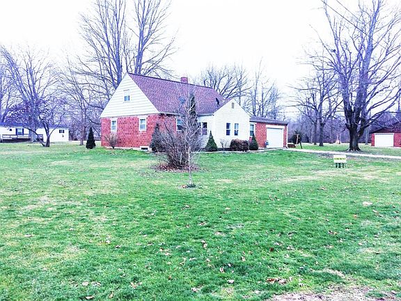 Front of home showing side yard