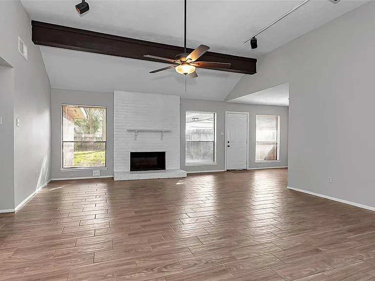2710 Green Fields Dr — Photo 2
