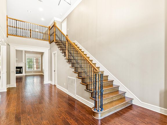 3rd image of 5806 Catalina Ave