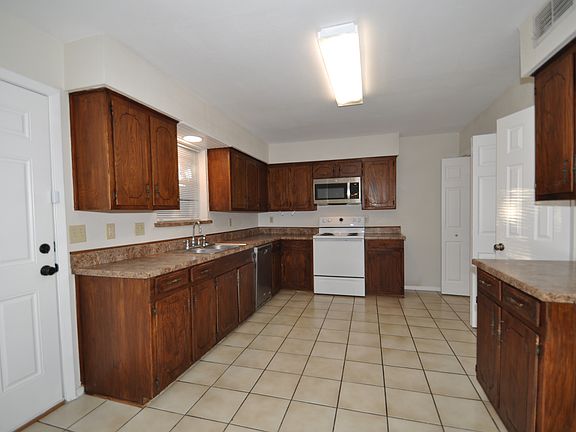 5th image of 2610 W Highland Dr