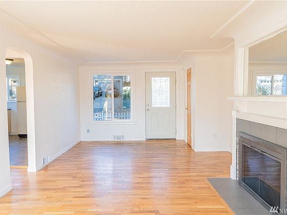 4th image of 3020 Louise Ave W