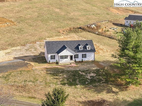 3rd image of 308 Fieldstone Way