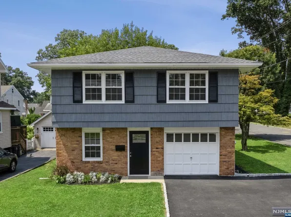 28 Oak St, Dumont, NJ 07628