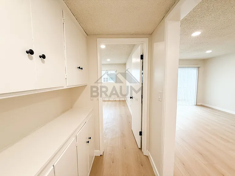 6039 Whitsett Ave — Photo 17