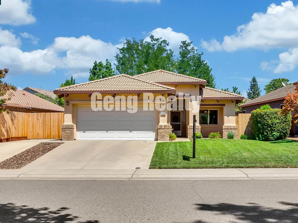 1392 Walden Dr