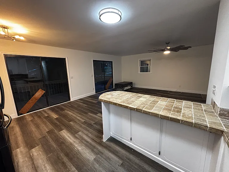 1104 W Oakwood Ave — Photo 5