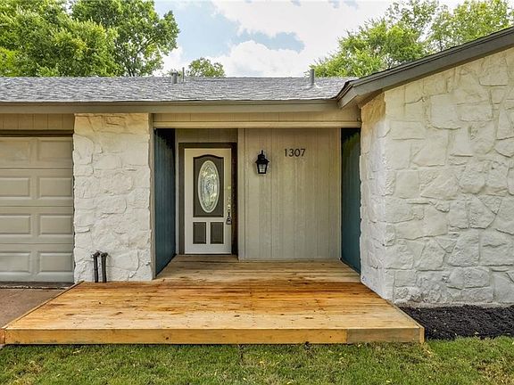 4th image of 1307 Sagebrush Dr