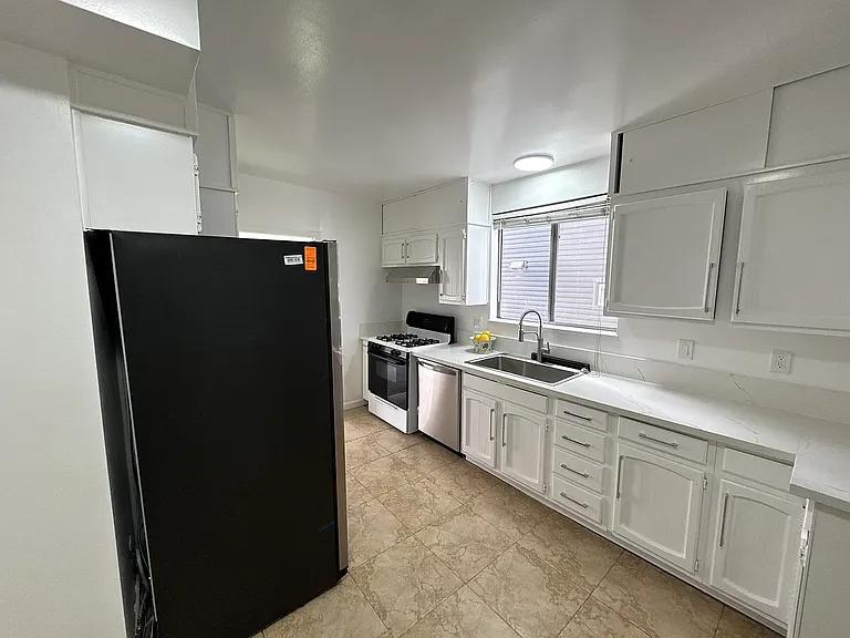 11831 Mayfield Ave #3 — Photo 10
