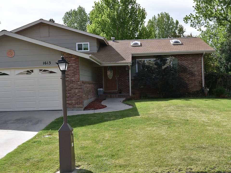 Meticusouly maintained property, 2 car garage and a sprinkler system.
