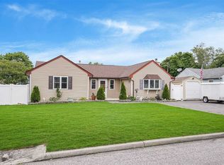 33 E Maple St, Central Islip, NY 11722