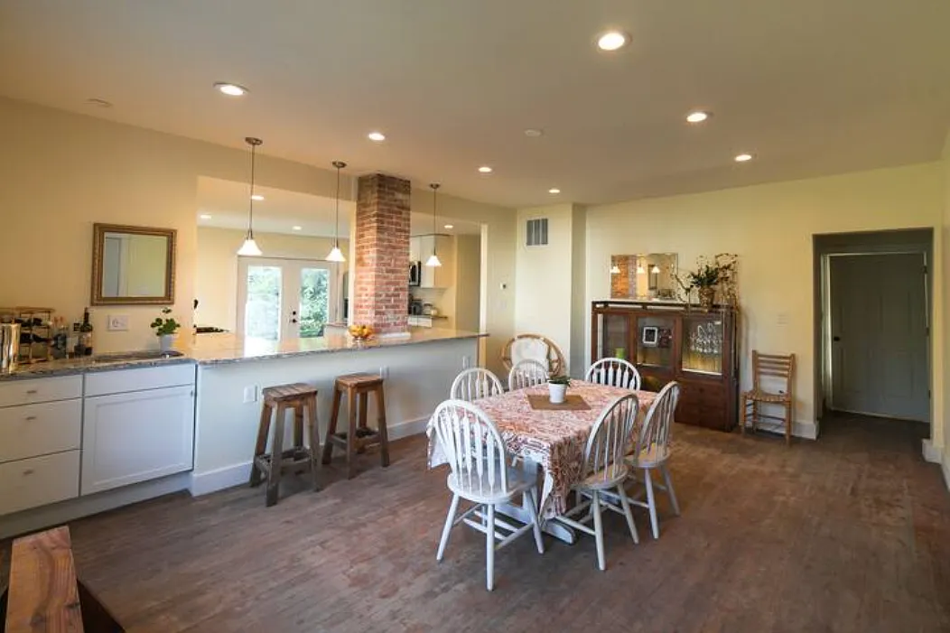 2 bed, 1300 sqft, $1,900 — Photo 1