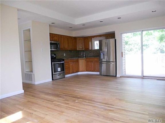2nd image of 2917 Devon Ave