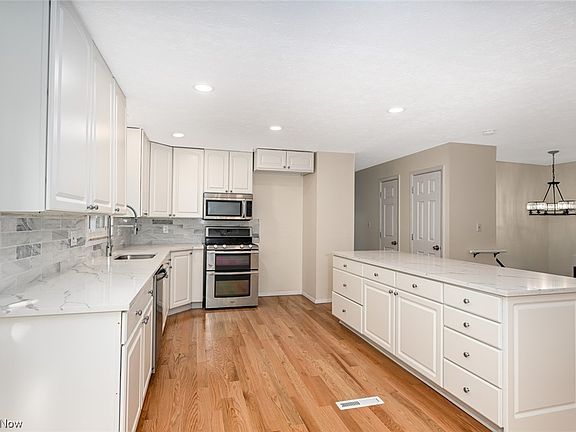 3rd image of 1682 Laurel Dr