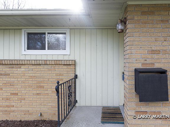3rd image of 1339 Carlton Ave NE
