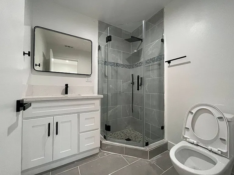 1340 W 37th St — Photo 22