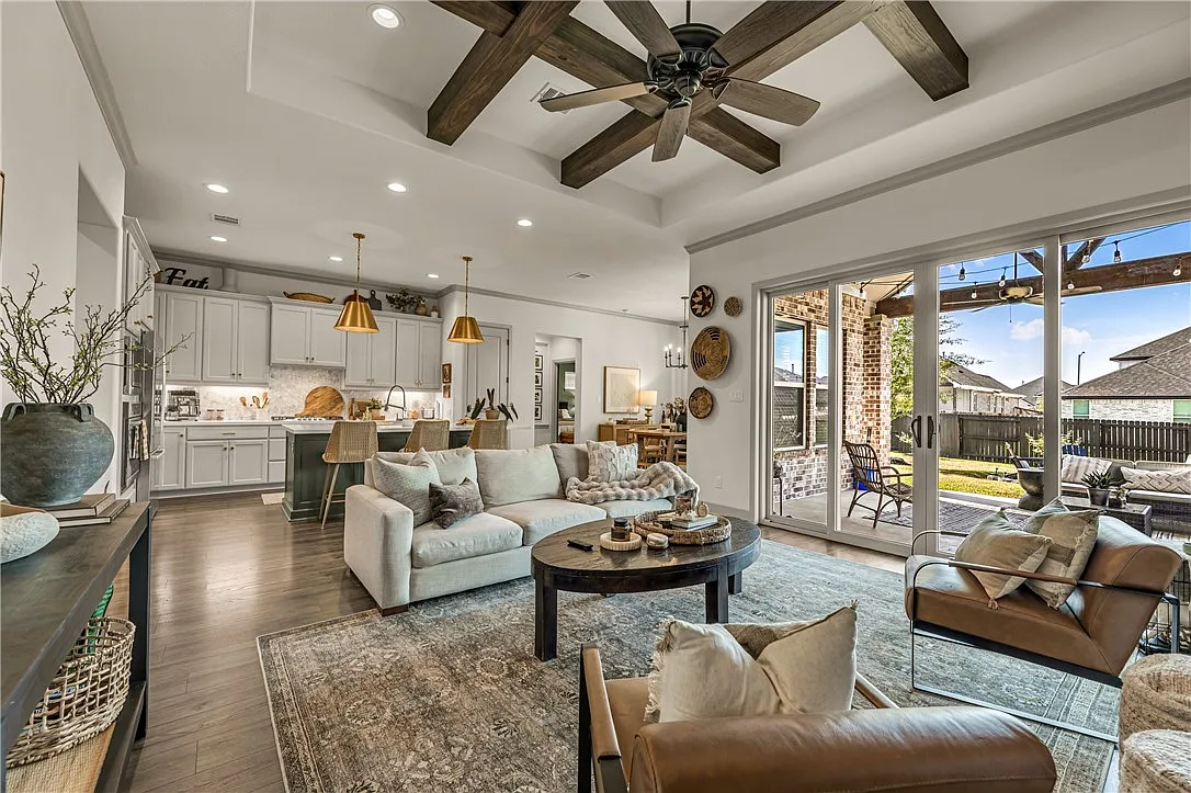 4 bed, 2.5 bath, 2298 sqft, $3,300 — Photo 3