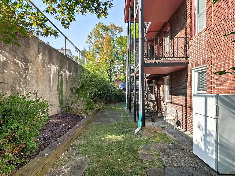 1205-1207 Illinois — Photo 20