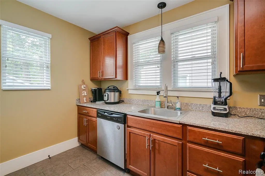 610 Gardenia Ave — Photo 3
