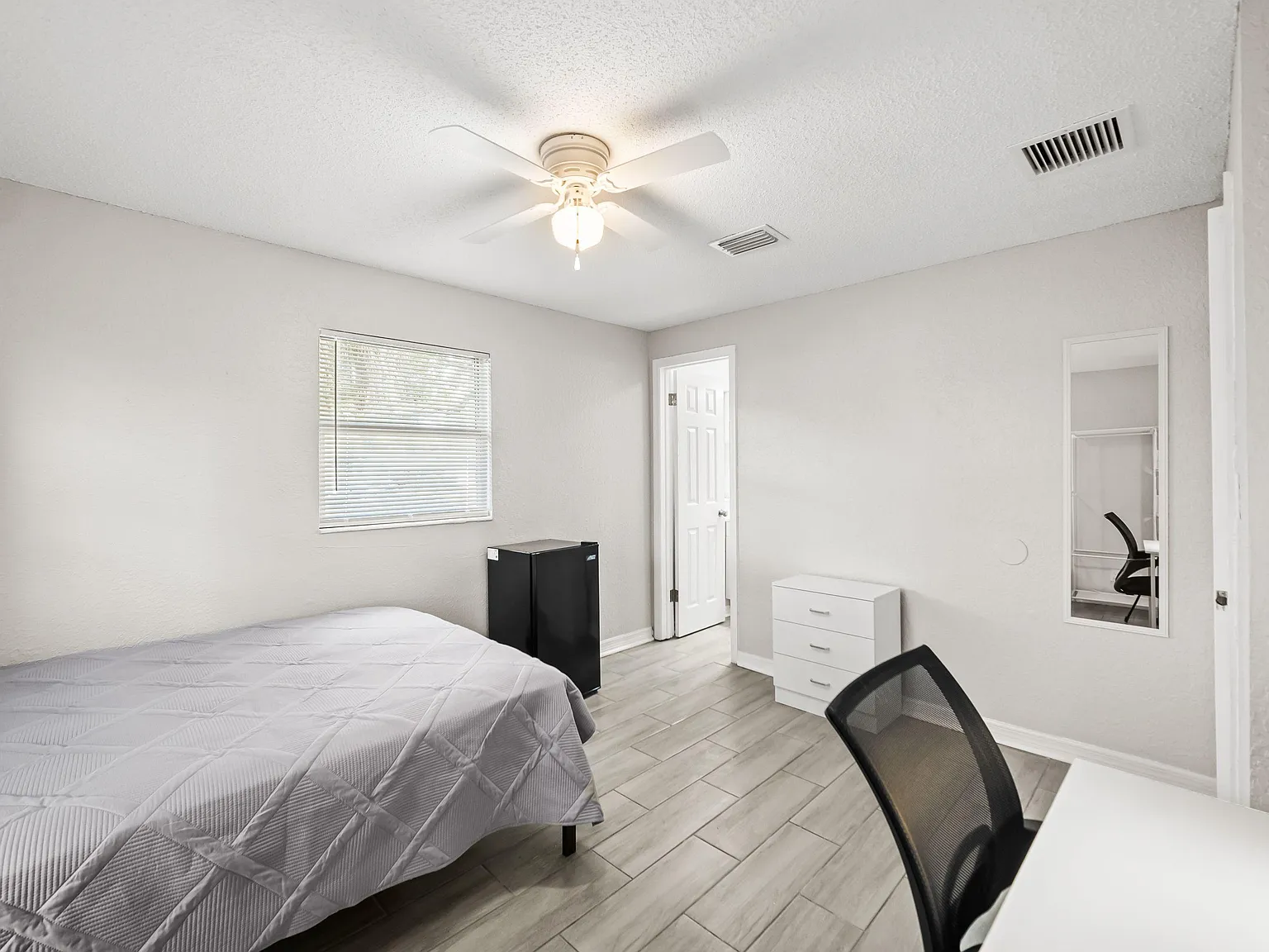 4 bed, 5.0 bath, 2100 sqft, $1,213 — Photo 2