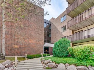 690 Chandler Rd APT 105, Gurnee, IL 60031