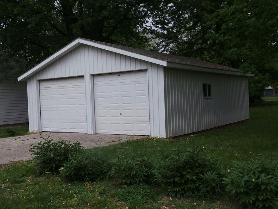 2nd image of 114 Maple St