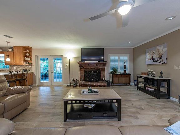 5th image of 109 W Anglewood Dr