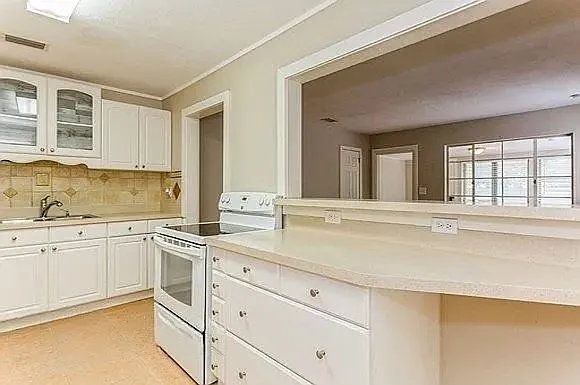 Cozy 1 Bed, 1 Bath Unit in Saint Petersburg - $1750/Month - Available Oct 1st — Photo 3
