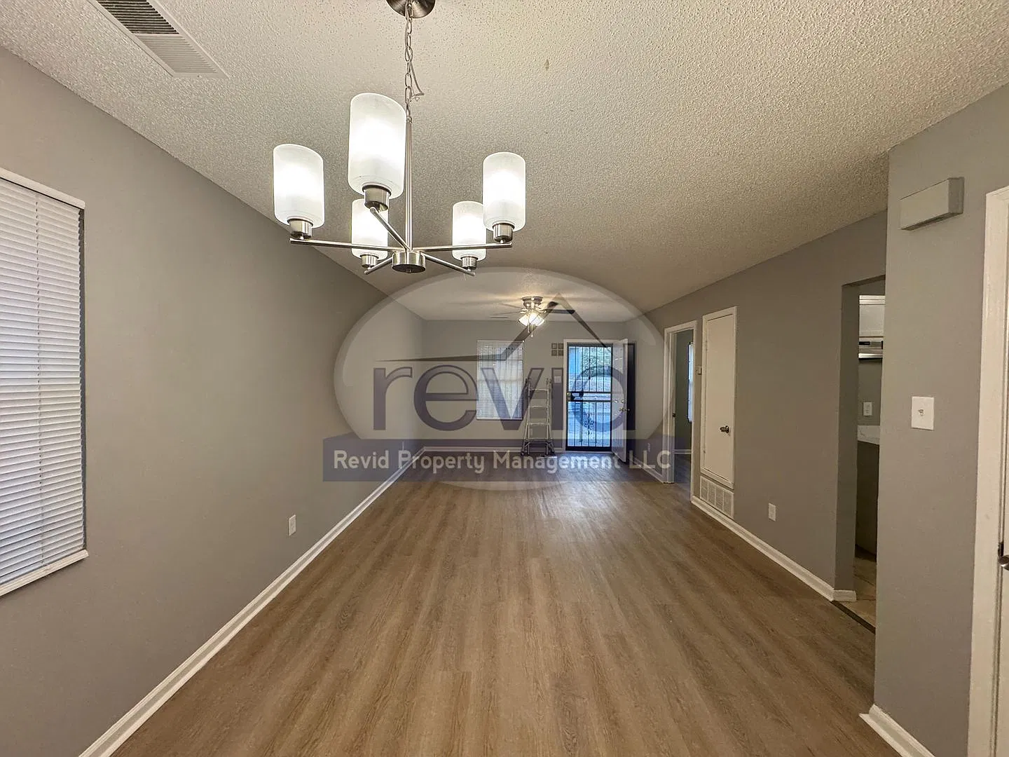 881 Alaska St — Photo 2