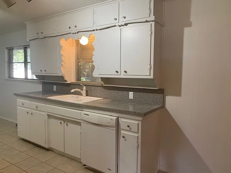 2820 Southgate Dr — Photo 9