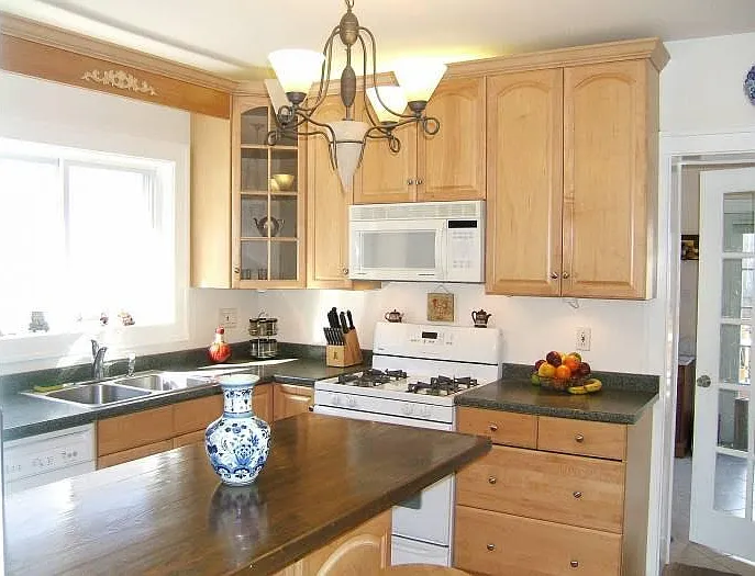 2930 N Melvina Ave — Photo 1
