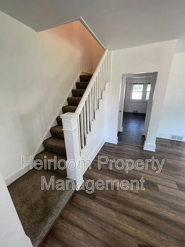 3 bed, 1.0 bath, 1058 sqft, $1,725 — Photo 3