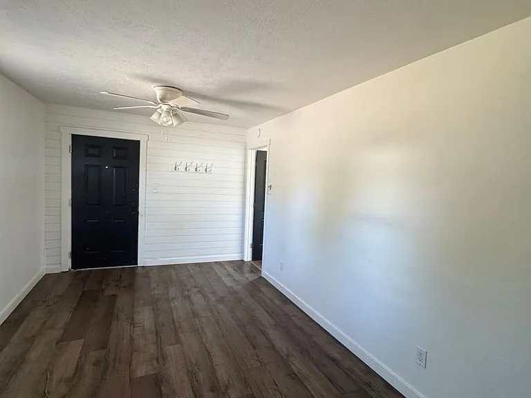 1101 Hawthorne Ave — Photo 3