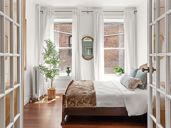 3rd image of 210 E 17th St APT 4D