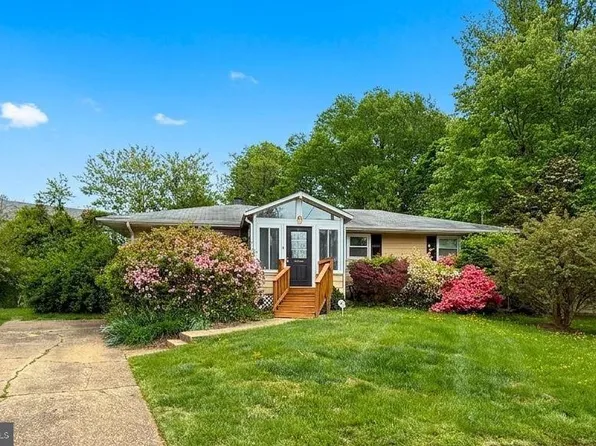 902 Olympian Cir SW, Vienna, VA 22180