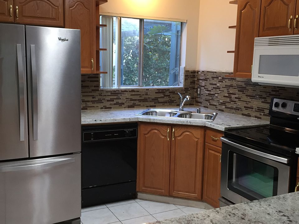 Beautifully Remodeled Kitchen with Granite Countertops!