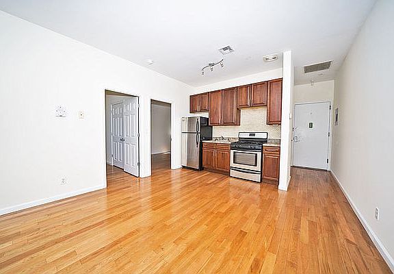 2nd image of 187 Clifton Pl APT 4F