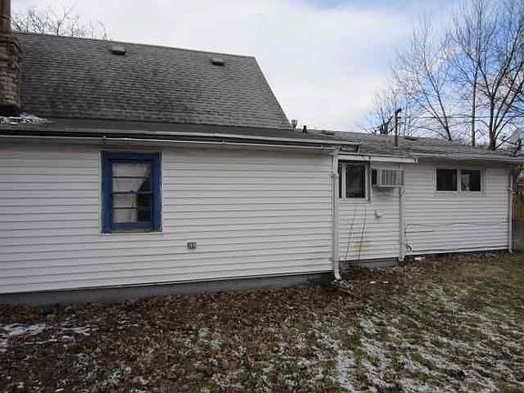 3rd image of 2414 Pleasant Plain Ave