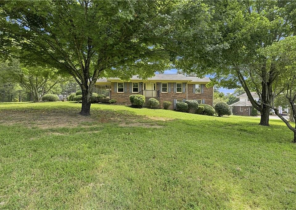 1st image of 208 Woodland Cir SE