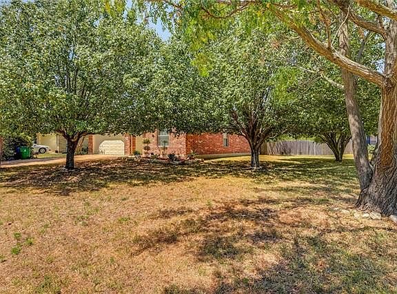 4th image of 621 Columbine Ave