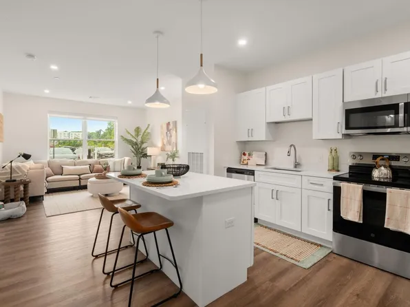 Slade Farm Residences, 508 Grand Army Of The Republic Hwy #405, Somerset, MA 02726