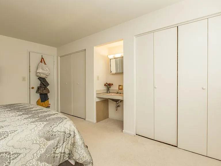 Bedrm Closets