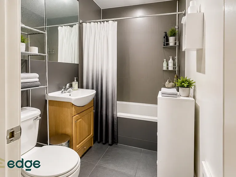 198 Scholes St #1F — Photo 9