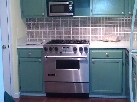 Gas stove, bright eat-in kitchen