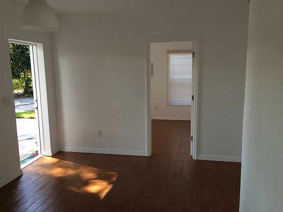 2nd image of 14 1/2 N Evergreen Ave