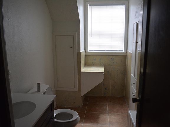 4th image of 428 Hoffman St #A