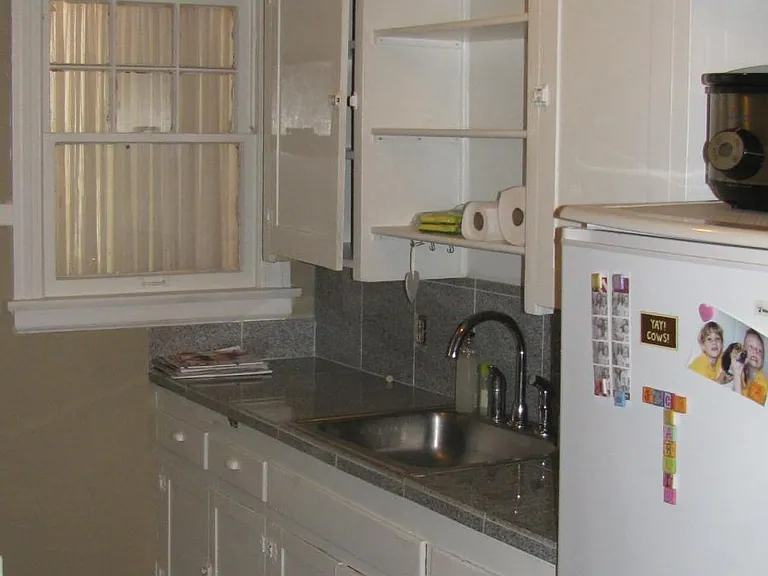 Kitchen w/ granite tile counters